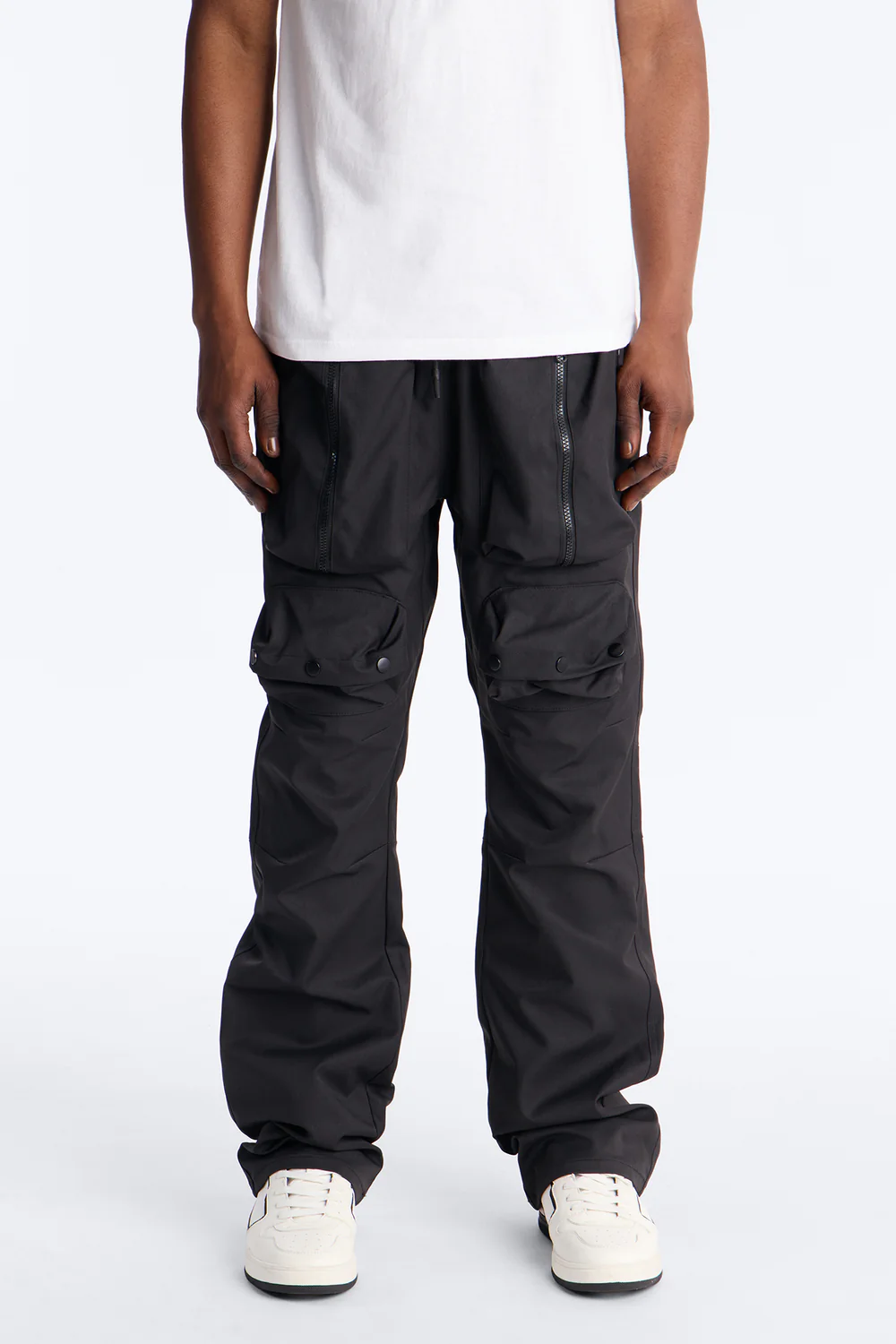 Pantalones cargo negros con bolsillos